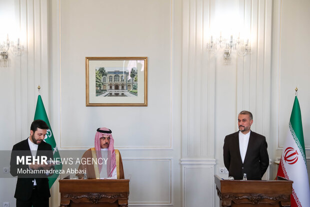 حسین امیر عبداللهیان وزیر امور خارجه ایران و  فیصل بن فرحان، وزیر خارجه عربستان در نشست خبری مشترک حضور دارند