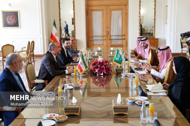 حسین امیر عبداللهیان وزیر امور خارجه ایران در حال گفتگو و مذاکره با فیصل بن فرحان، وزیر خارجه عربستان در محل دیدار دوجانبه بین وزرای خارجه عربستان و ایران است
