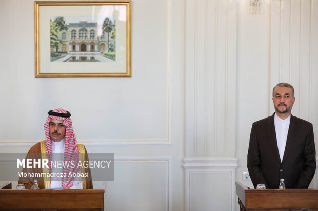 حسین امیر عبداللهیان وزیر امور خارجه ایران و  فیصل بن فرحان، وزیر خارجه عربستان در نشست خبری مشترک حضور دارند