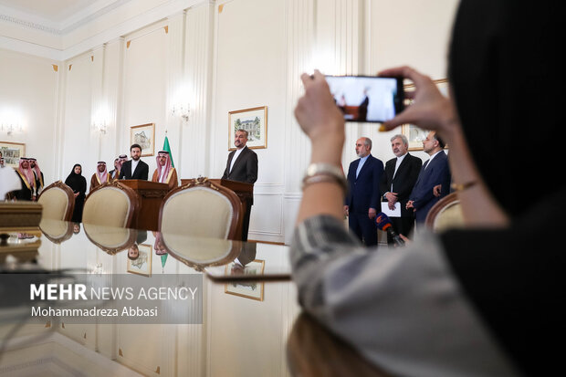 نشست خبری مشترک وزرای خارجه عربستان و ایران پس از اتمام دیدار دوجانبه با حضور خبرنگاران رسانه های داخلی و خارجی در محل وزارت امور خارجه ایران برگزار شد