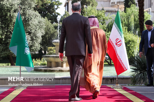 حسین امیر عبداللهیان وزیر امور خارجه ایران در حال استقبال از فیصل بن فرحان، وزیر خارجه عربستان است