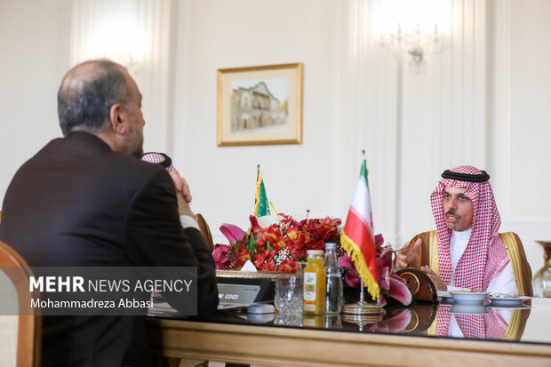 فیصل بن فرحان، وزیر خارجه عربستان در حال گفتگو و مذاکره با حسین امیر عبداللهیان وزیر امور خارجه ایران در  محل دیدار دوجانبه بین وزرای خارجه عربستان و ایران است
