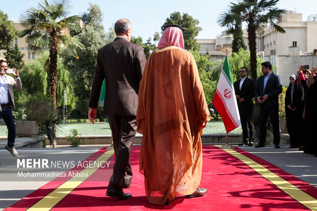 حسین امیر عبداللهیان وزیر امور خارجه ایران در حال استقبال از فیصل بن فرحان، وزیر خارجه عربستان است