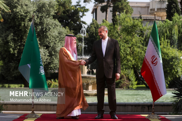 حسین امیر عبداللهیان وزیر امور خارجه ایران و فیصل بن فرحان، وزیر خارجه عربستان در حال گرفتن عکس یادگاری در محل دیدار وزرای خارجه عربستان و ایران هستند
