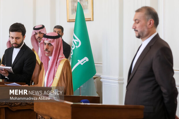 فیصل بن فرحان، وزیر خارجه عربستان در حال سخنرانی و قرائت بیانیه در نشست خبری مشترک با  حسین امیر عبداللهیان وزیر امور خارجه ایران است