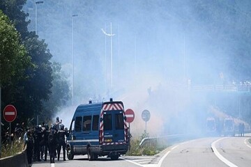 إصابة 12 شرطياً فرنسياً في اشتباكات مع متظاهرين