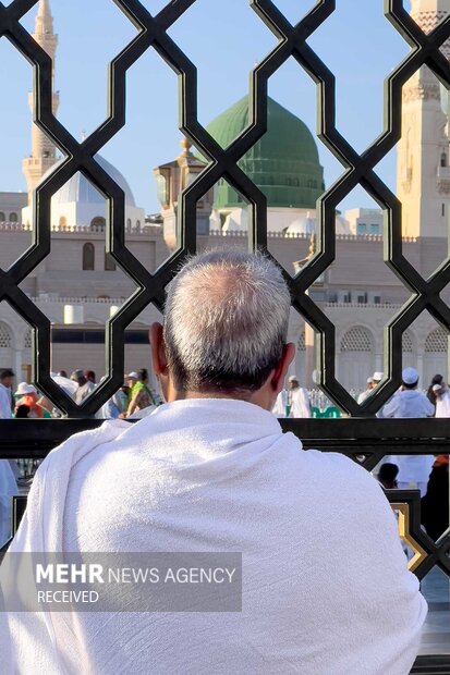 حجت الاسلام والمسلمین سیدعبدالفتاح نواب پس از محرم شدن در مسجدشجره وارد مکه مکرمه شد و با حضور در مسجدالحرام اعمال عمره تمتع را به جا آورد