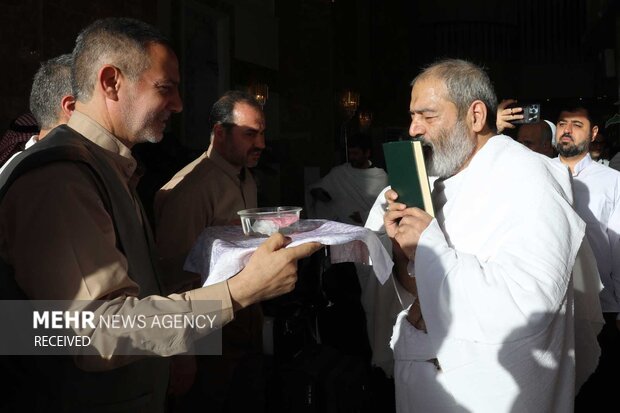 حجت الاسلام والمسلمین سیدعبدالفتاح نواب پس از محرم شدن در مسجدشجره وارد مکه مکرمه شد و با حضور در مسجدالحرام اعمال عمره تمتع را به جا آورد