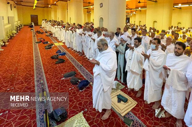 حجت الاسلام والمسلمین سیدعبدالفتاح نواب پس از محرم شدن در مسجدشجره وارد مکه مکرمه شد و با حضور در مسجدالحرام اعمال عمره تمتع را به جا آورد