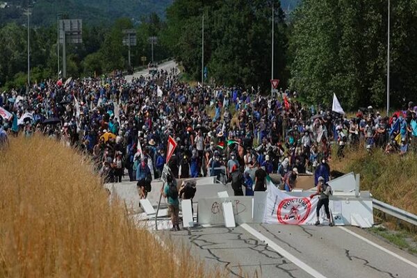 A dozen French police wounded in clashes with protesters 