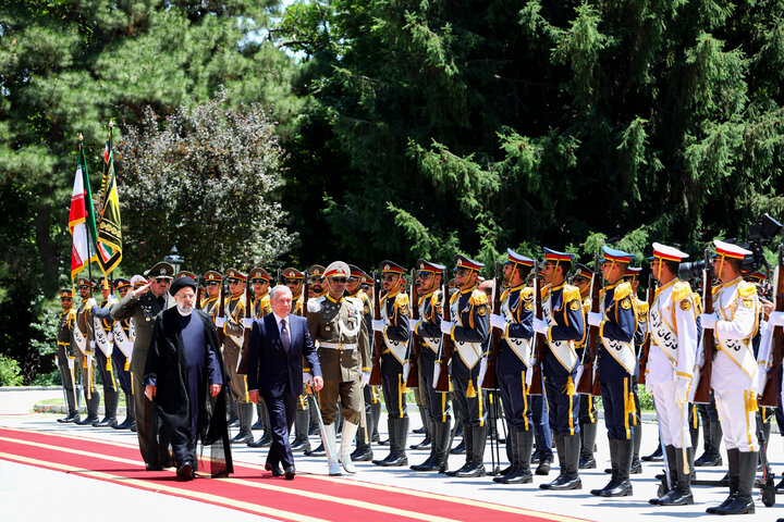 Özbekistan lideri Tahran'da resmi törenle karşılandı