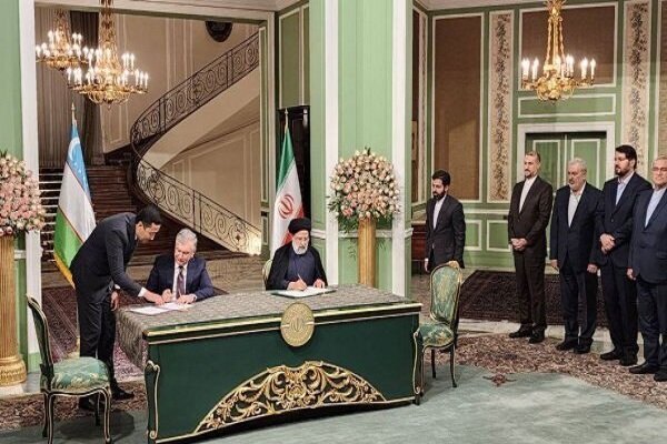 بحضور رئيسي البلدين... توقيع 10 وثائق تعاون بين إيران وأوزبكستان