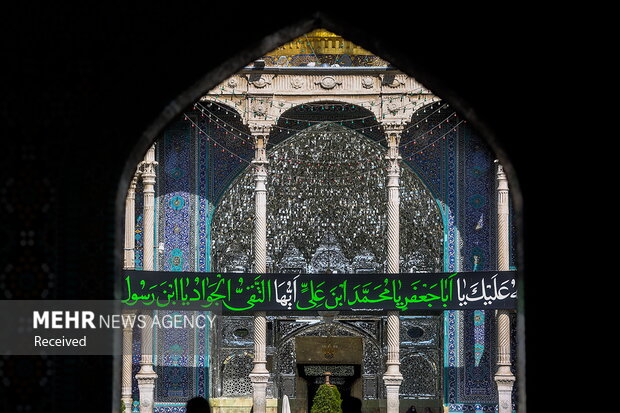 پرچم عزا بر فراز گنبد حرم حضرت معصومه(س) برافراشته شد + تصاویر