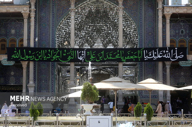 پرچم عزا بر فراز گنبد حرم حضرت معصومه(س) برافراشته شد + تصاویر