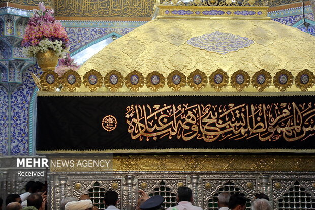پرچم عزا بر فراز گنبد حرم حضرت معصومه(س) برافراشته شد + تصاویر