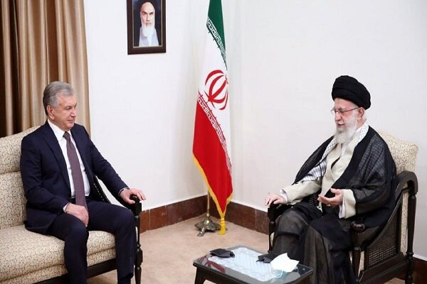 قائد الثوة يستقبل الرئيس الأوزبكستاني