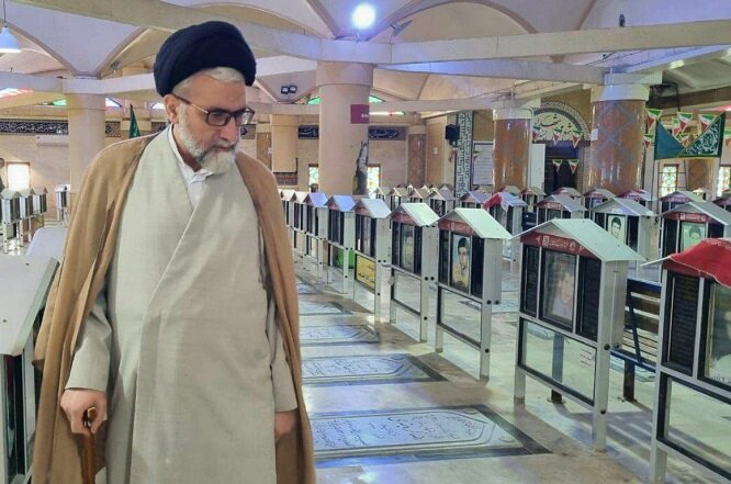 وزیر اطلاعات به شهدای بوشهر ادای احترام کرد وزیر اطلاعات به شهدای بوشهر ادای احترام کرد