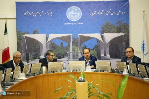 استخدام استاد بازنشسته 96 ساله در یک دانشگاه غیر انتفاعی