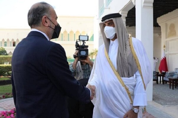 وزير الخارجية الإيراني يلتقی أمير قطر بالدوحة