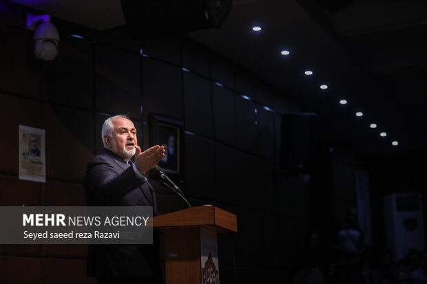  دکتر محمد جواد ظریف در حال سخنرانی در مراسم آیین نکوداشت دکتر حسین مهرپور است