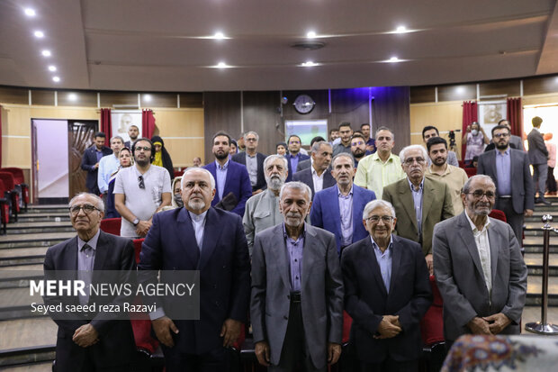 در ابتدای این مراسم  دکتر محمد جواد ظریف و  دکتر حسین مهرپور و سایر مدعوین  در حال ادای احترام به سرود مقدس جمهوری اسلامی ایران هستند