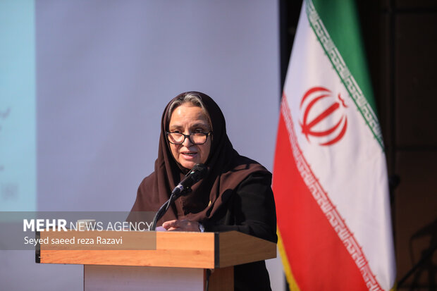  دکتر نسرین مصفا در حال سخنرانی در مراسم آیین نکوداشت دکتر حسین مهرپور است