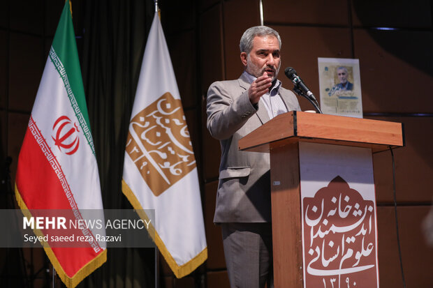  دکتر محسن اسماعیلی در حال سخنرانی در مراسم آیین نکوداشت دکتر حسین مهرپور است