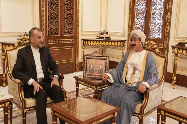Emir Abdullahiyan Umman Sultanlık Divanı Bakanı ile görüştü
