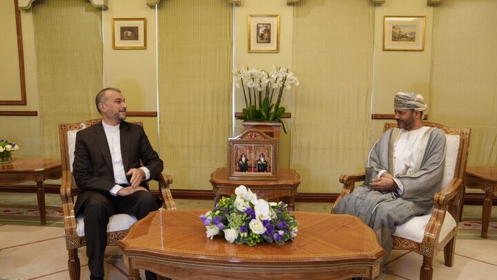 وزير الخارجية الإيراني يلتقي نظيره العماني في مسقط