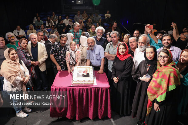  در پایان مراسم نکوداشت نود و نهمین سالگرد تولد زنده‌یاد عزت‌الله انتظامی مدعوین در حال گرفتن عکس یادگاری هستند