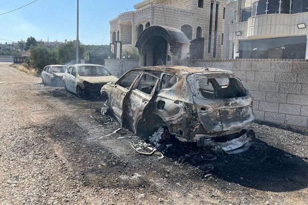 بتغطية من جنود الاحتلال.. مستوطنون يحرقون 60 سيارة و30 منزلاً شمال رام الله