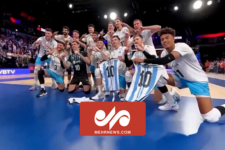 جشن پیروزی بازیکنان تیم ملی والیبال آرژانتین با پیراهن مسی!