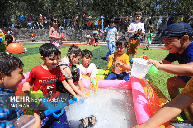 جشنواره آب بازی در اولین روز تابستان