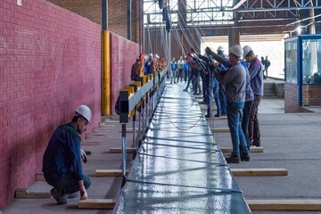 Iranian firm unveils world’s largest glass panel