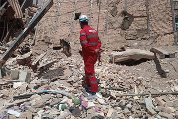 پایان عملیات  هلال احمر در ریزش ساختمان گلستان / فوت یک خانم و زنده ماندن ۲کودک