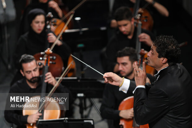 آرش امینی رهبر ارکستر در کنسرت ارکستر ملی ایران حضور دارد