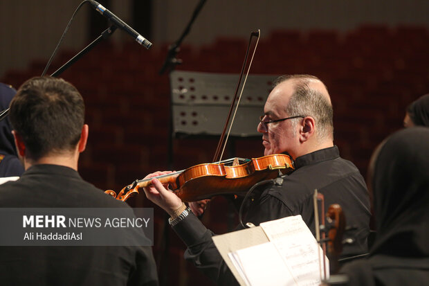 مازیار ظهیرالدینی کنسرت مایستر ارکستر  در کنسرت ارکستر ملی حضور دارد