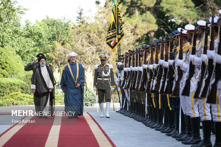 حجت الاسلام سیدابراهیم رئیسی، رئیس جمهور و هیثم بن طارق آل سعید ، پادشاه عمان در حال انجام تشریفات مراسم استقبال رسمی رئیس جمهور ایران از پادشاه عمان هستند