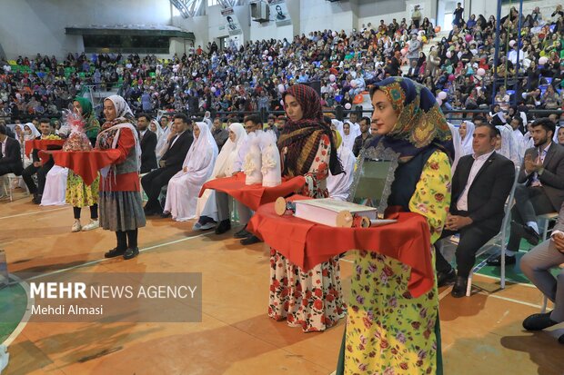 ایرانی صوبہ زنجان میں 110 جوڑوں کی اجتماعی شادی
