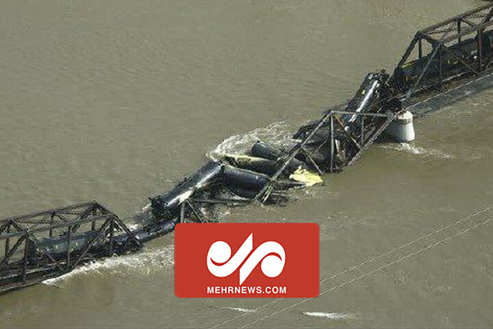 فروریختن پل واگن‌های سمی قطار را به رودخانه انداخت