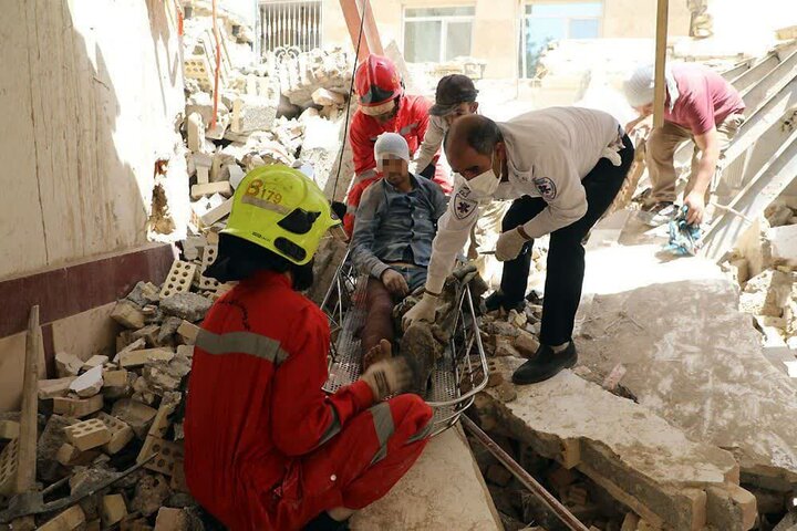 نجات یک کارگر از حادثه تخریب ساختمان در مشهد