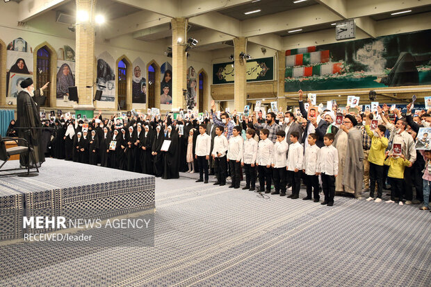 Leader's meeting with families of martyrs
