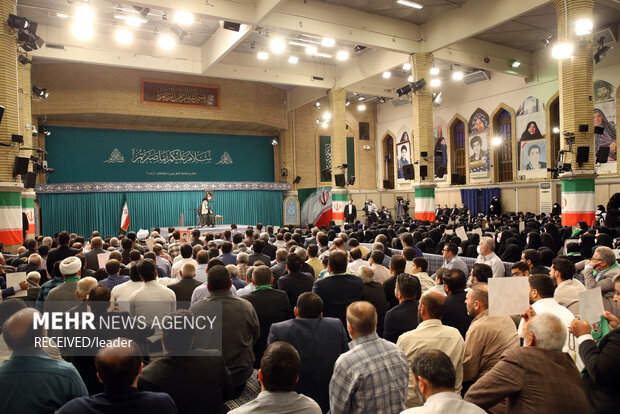 Leader's meeting with families of martyrs
