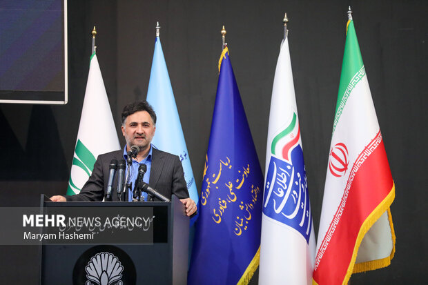 روح‌الله دهقانی فیروزآبادی معاون علمی وفناوری رئیس جمهور در حال سخنرانی در مراسم افتتاحیه نمایشگاه الکامپ است 