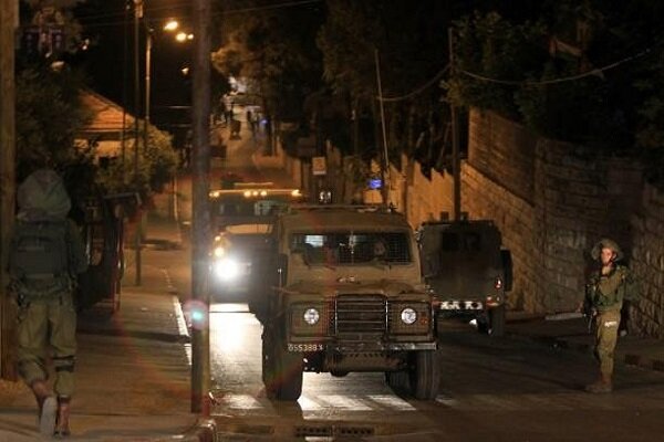 فلسطین، نابلوس میں صہیونی فورسز پر فائرنگ، مختلف چھاپوں کے دوران متعدد فلسطینی گرفتار