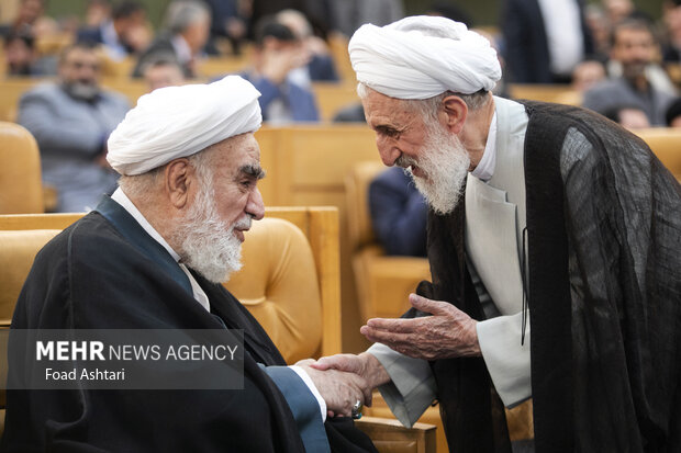  حجت‌‎الاسلام محمدی گلپایگانی رئیس دفتر مقام معظم رهبری و حجت الاسلام محمدکاظم صدیقی رئیس ستاد امر به معروف و نهی از منکر در مراسم گرامیداشت هفته قوه قضاییه حضور دارند