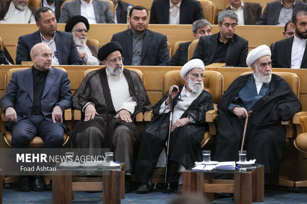 حجت‌‎الاسلام محمدی گلپایگانی رئیس دفتر مقام معظم رهبری، آیت الله احمد جنتی رئیس مجلس خبرگان رهبری، سید ابراهیم رئیسی رئیس جمهور و محمد باقر قالیباف رئیس مجلس شورای اسلامی در مراسم گرامیداشت هفته قوه قضاییه حضور دارند