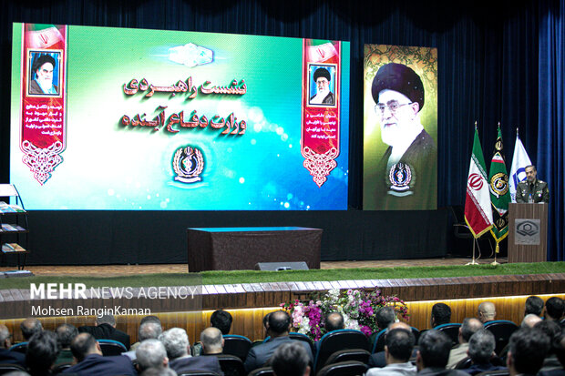 امیر محمدرضا آشتیانی وزیر دفاع و پیشتیانی نیروهای مسلح  در حال سخنرانی در نشست راهبردی وزارت دفاع آینده است