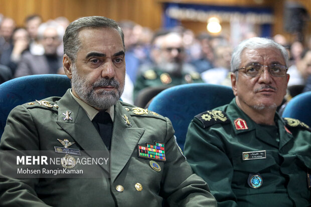 امیر محمدرضا آشتیانی وزیر دفاع و پیشتیانی نیروهای مسلح در نشست راهبردی وزارت دفاع آینده حضور دارد