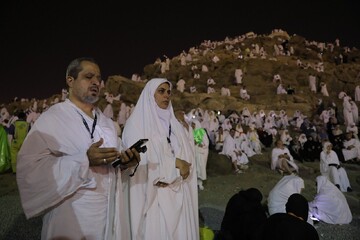 تصاویری از راز و نیاز زائران ایرانی در جبل الرحمه در شب عرفه